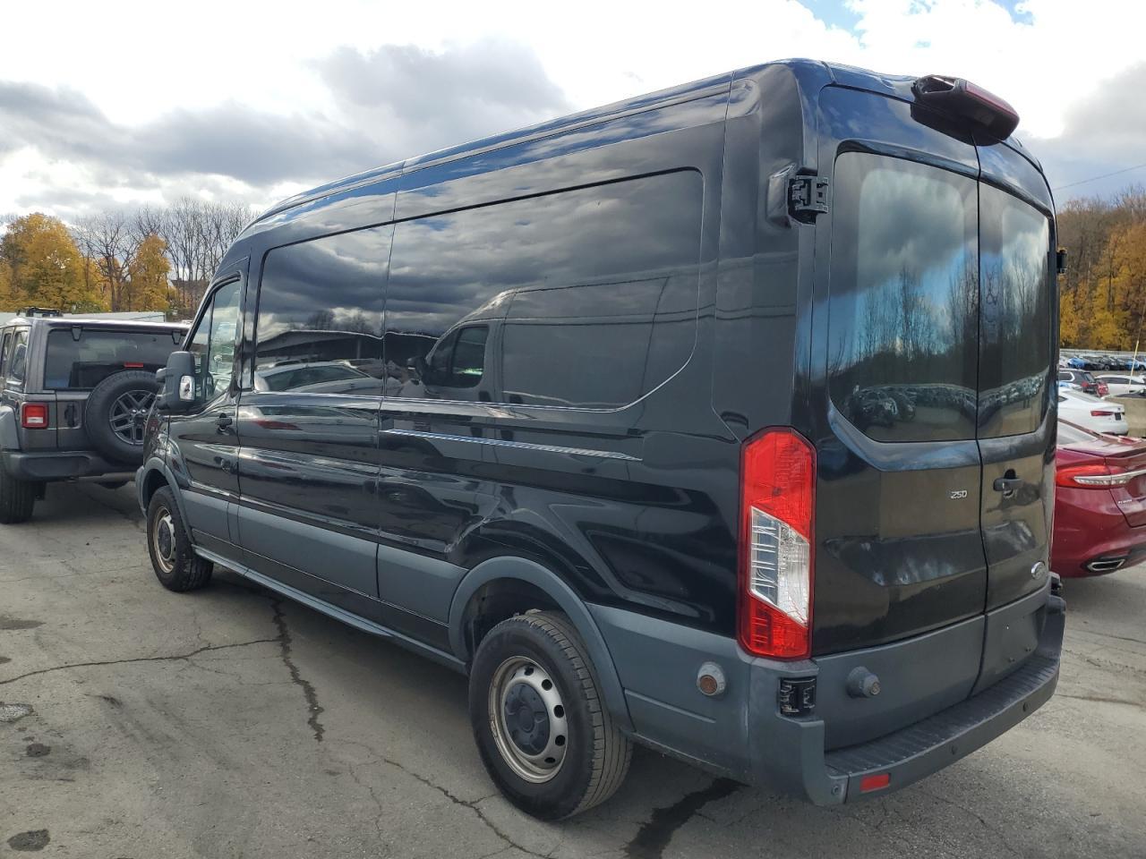 2018 Ford Transit 250 Delivery Van - Фото 2