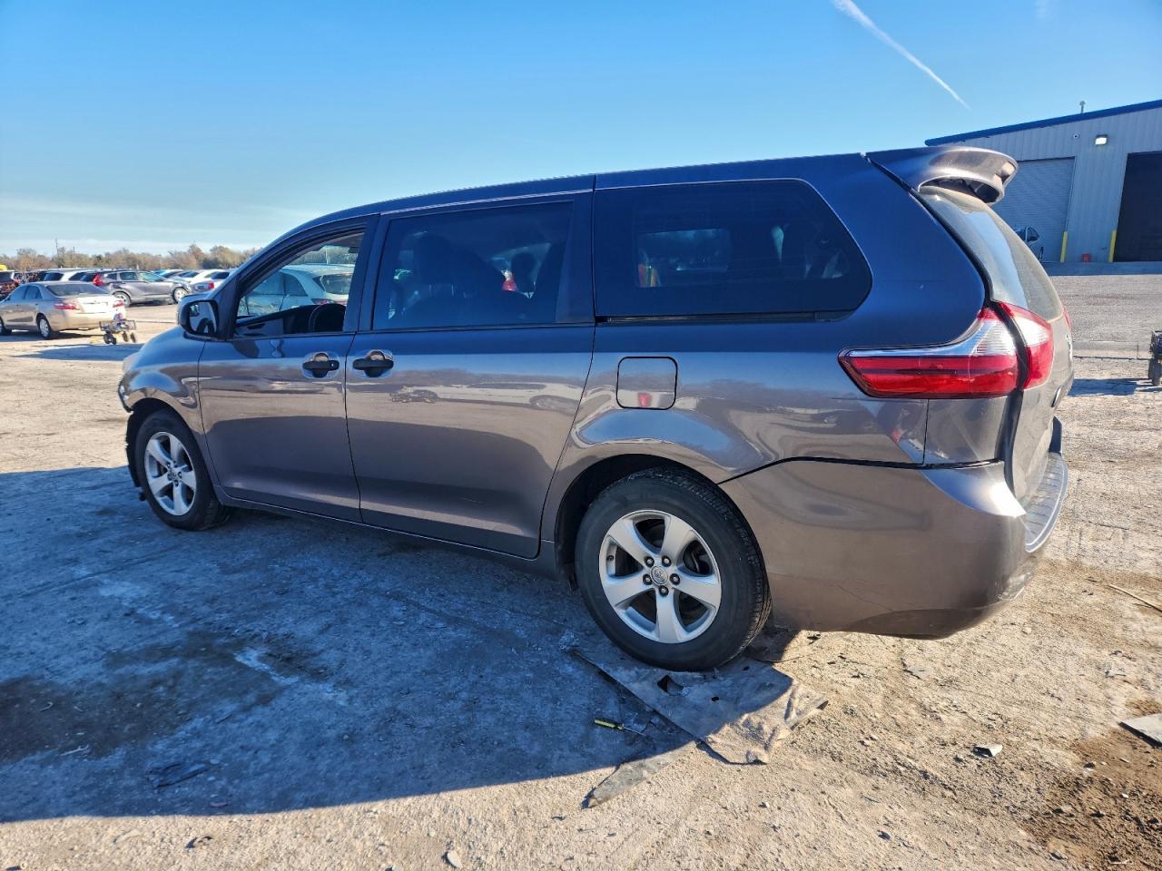 2015 Toyota Sienna - Фото 2