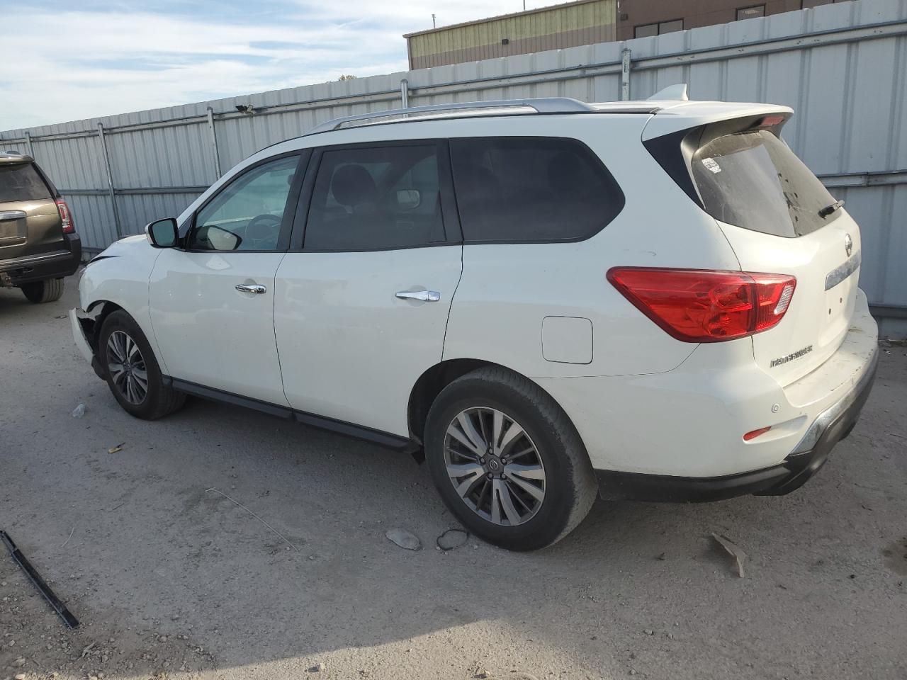 2019 Nissan Pathfinder S - Фото 2