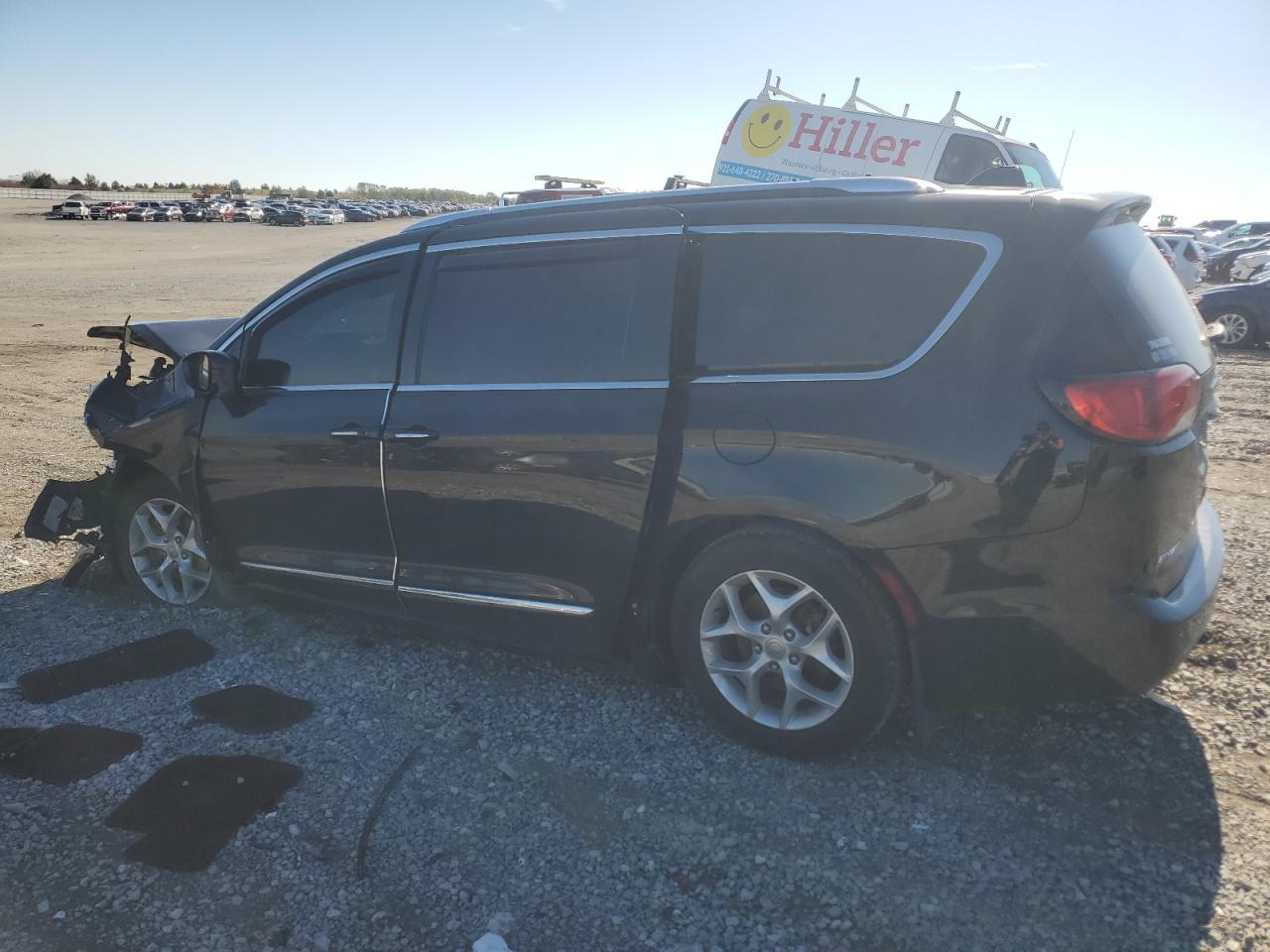 2018 Chrysler Pacifica Touring L - Image 2