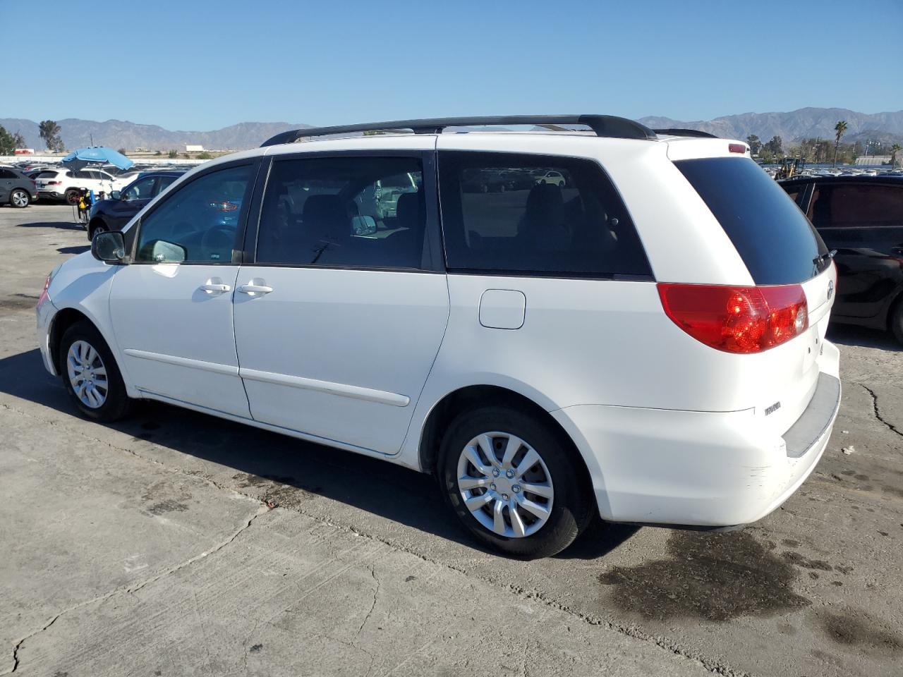 2010 Toyota Sienna Ce - Фото 2