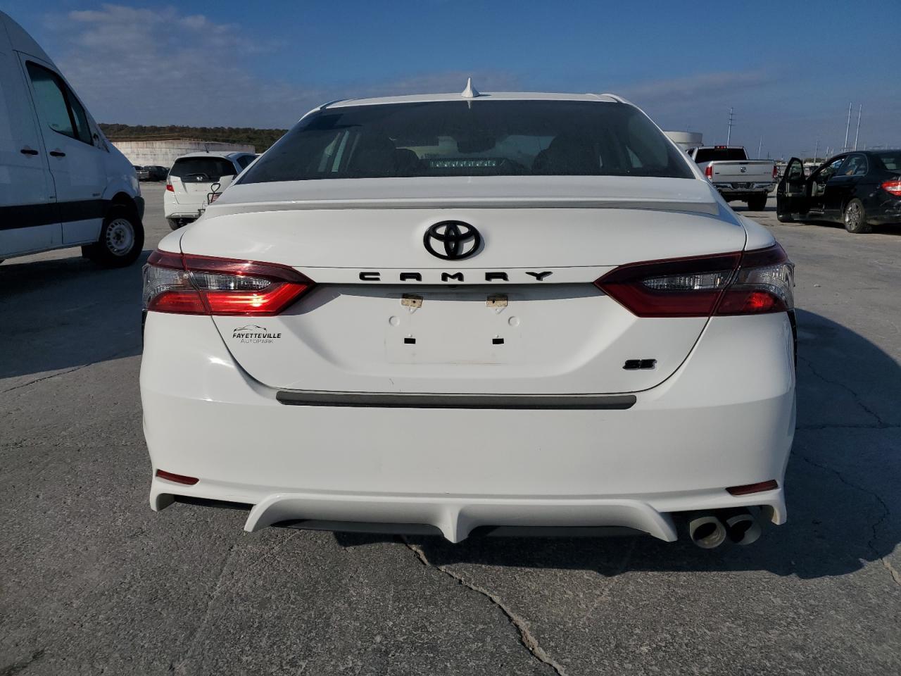 2022 Toyota Camry Se - Фото 6