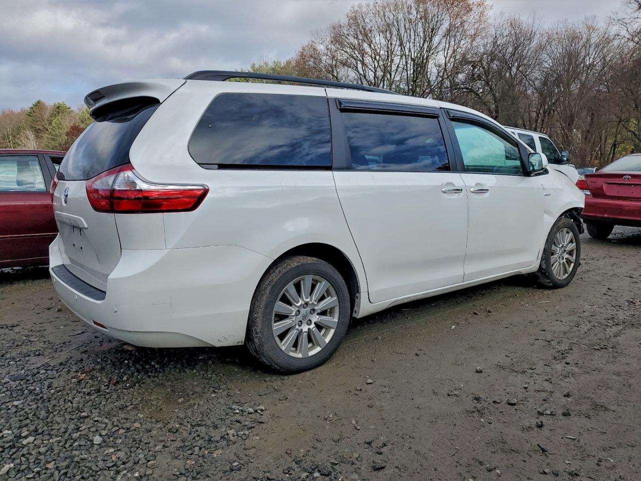 2017 Toyota Sienna Xle 7-Passenger - Image 3