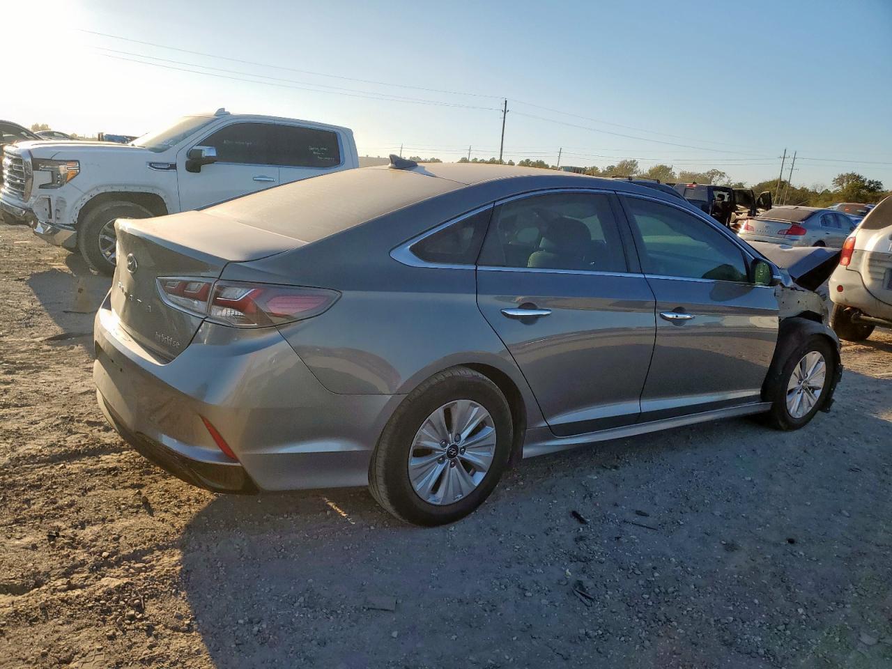 2018 Hyundai Sonata Hybrid - Image 3