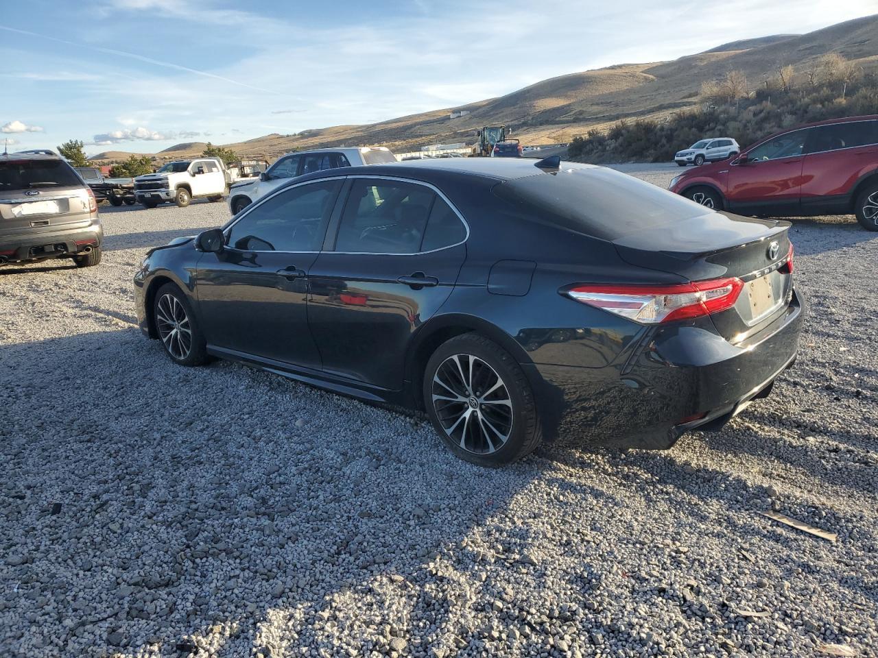 2020 Toyota Camry Se - Фото 2