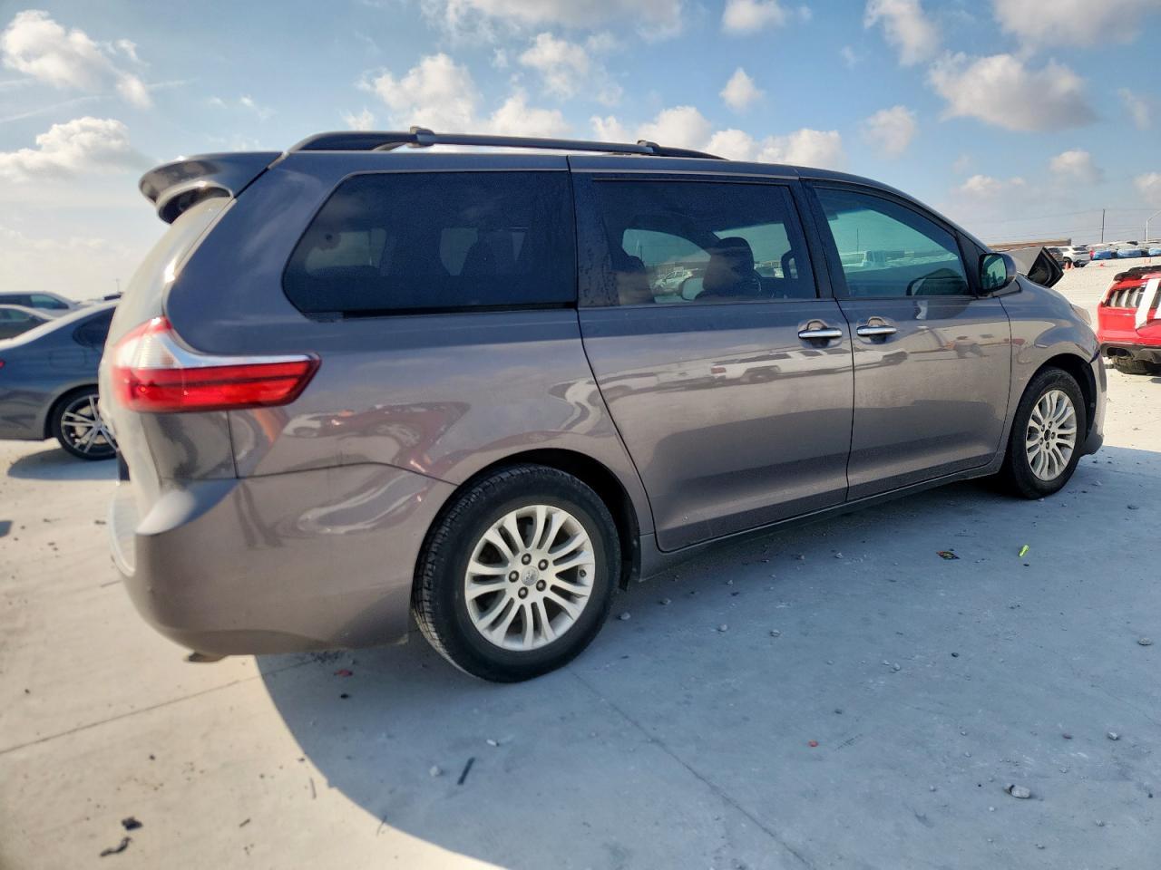 2016 Toyota Sienna Xle - Image 3