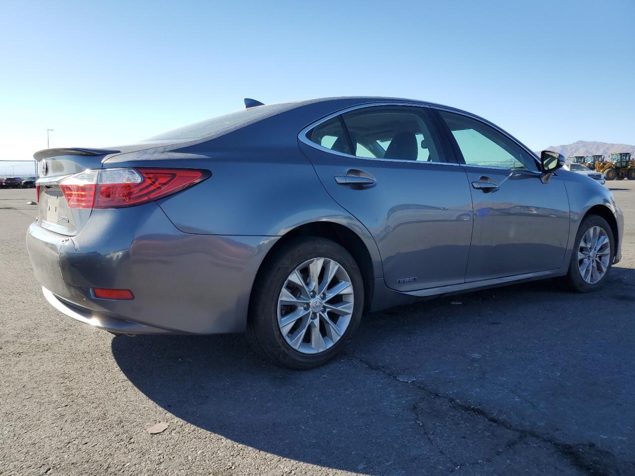 2015 Lexus Es 300H - Фото 3