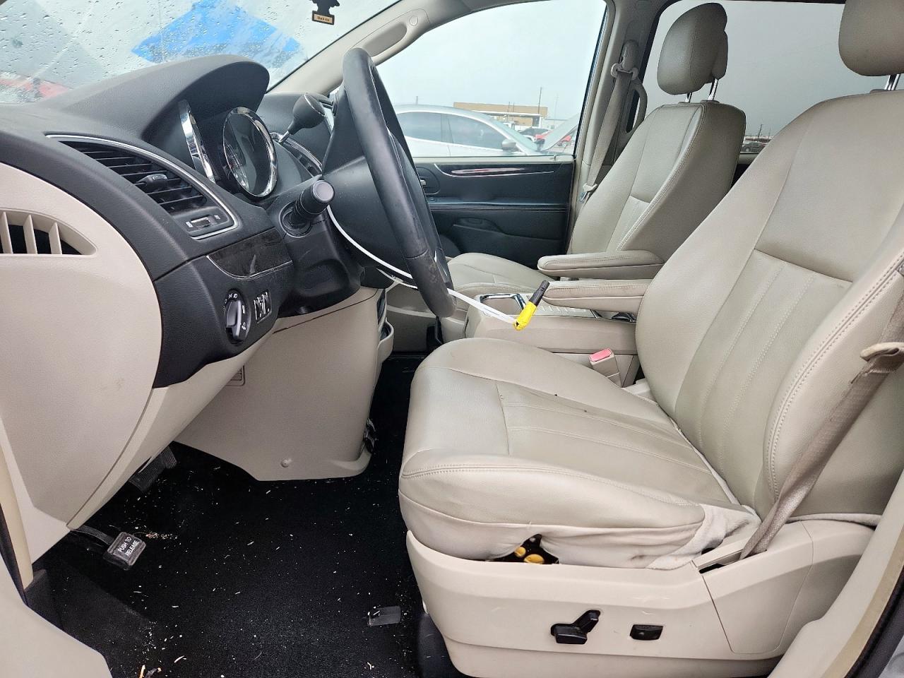 2013 Chrysler Town & Country Touring - Фото 7