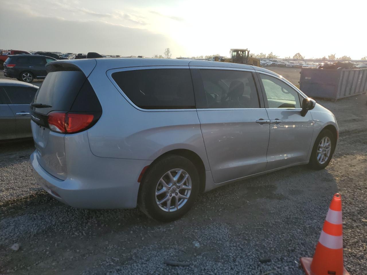 2022 Chrysler Voyager Lx - Фото 3