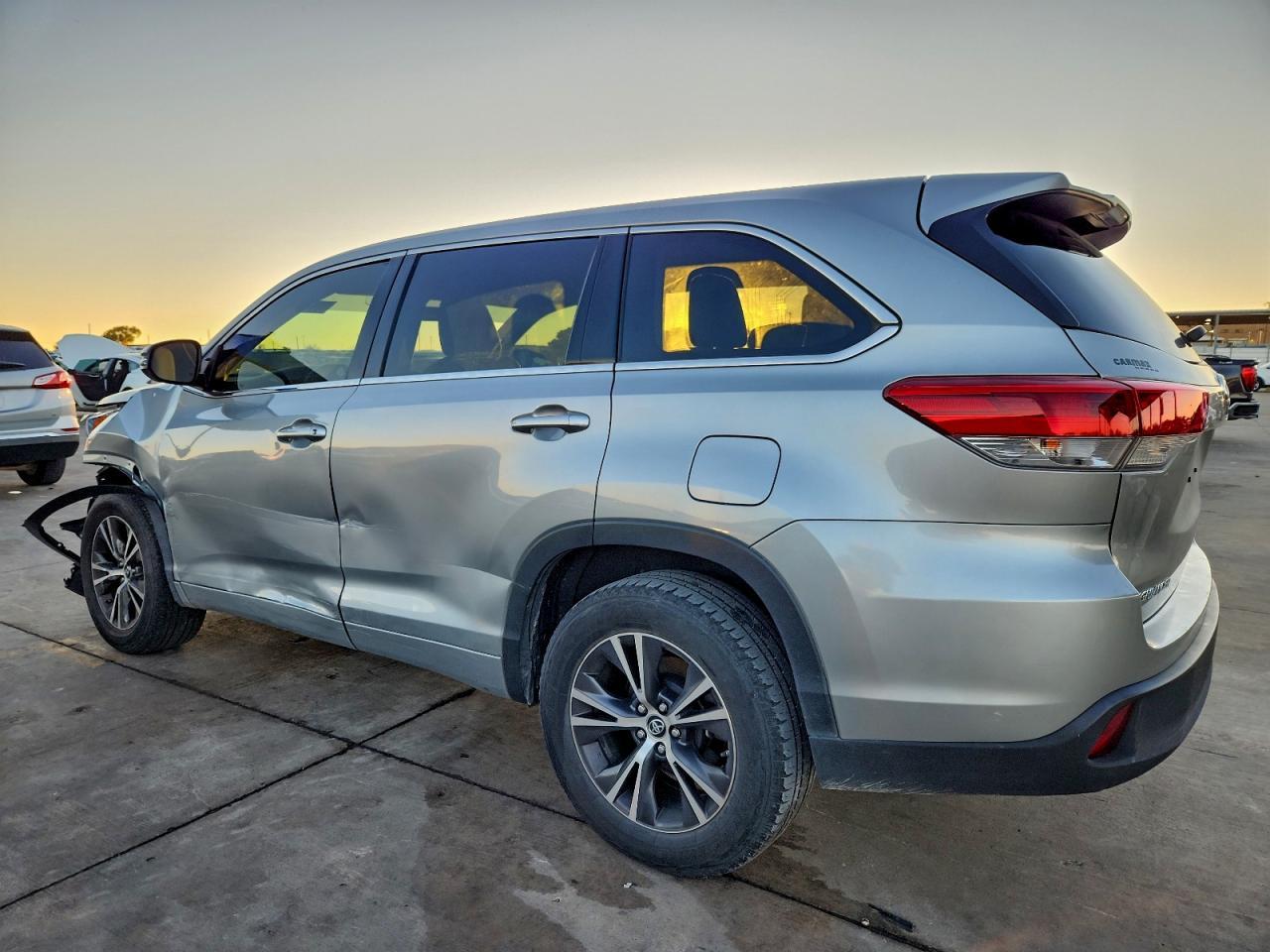2017 Toyota Highlander Le - Фото 2