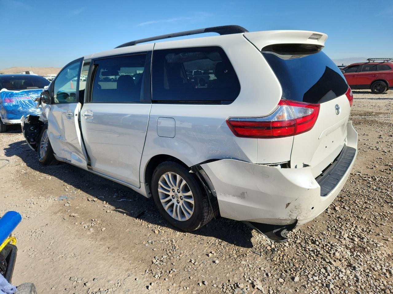 2017 Toyota Sienna Xle Premium 8-Passenger - Image 2