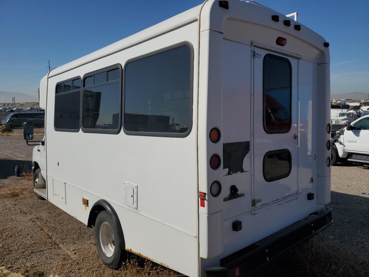 2016 Ford Econoline E450 Super Duty Cutaway Van - Фото 3