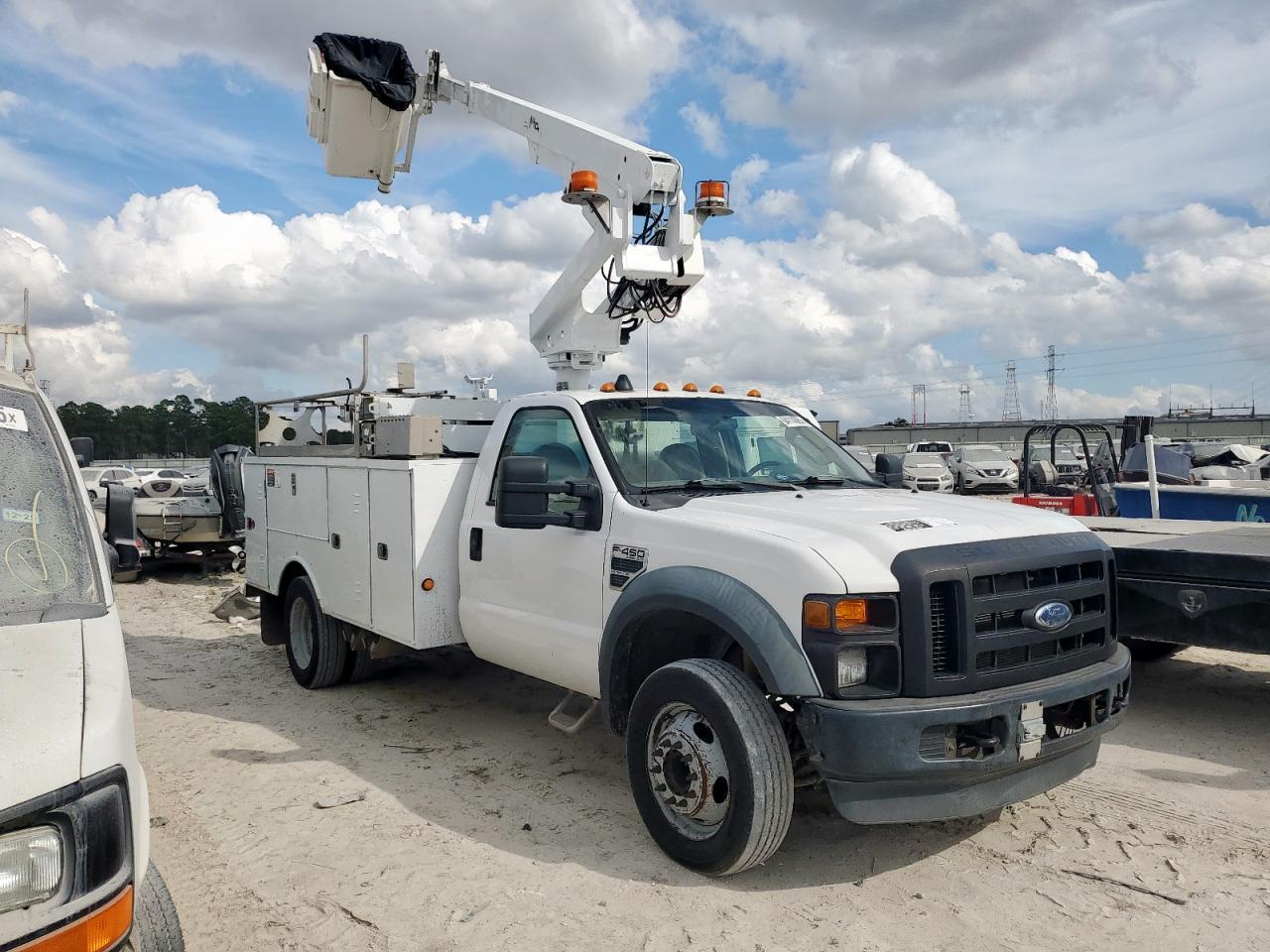 2008 Ford F450 Bucket Truck - Image 4