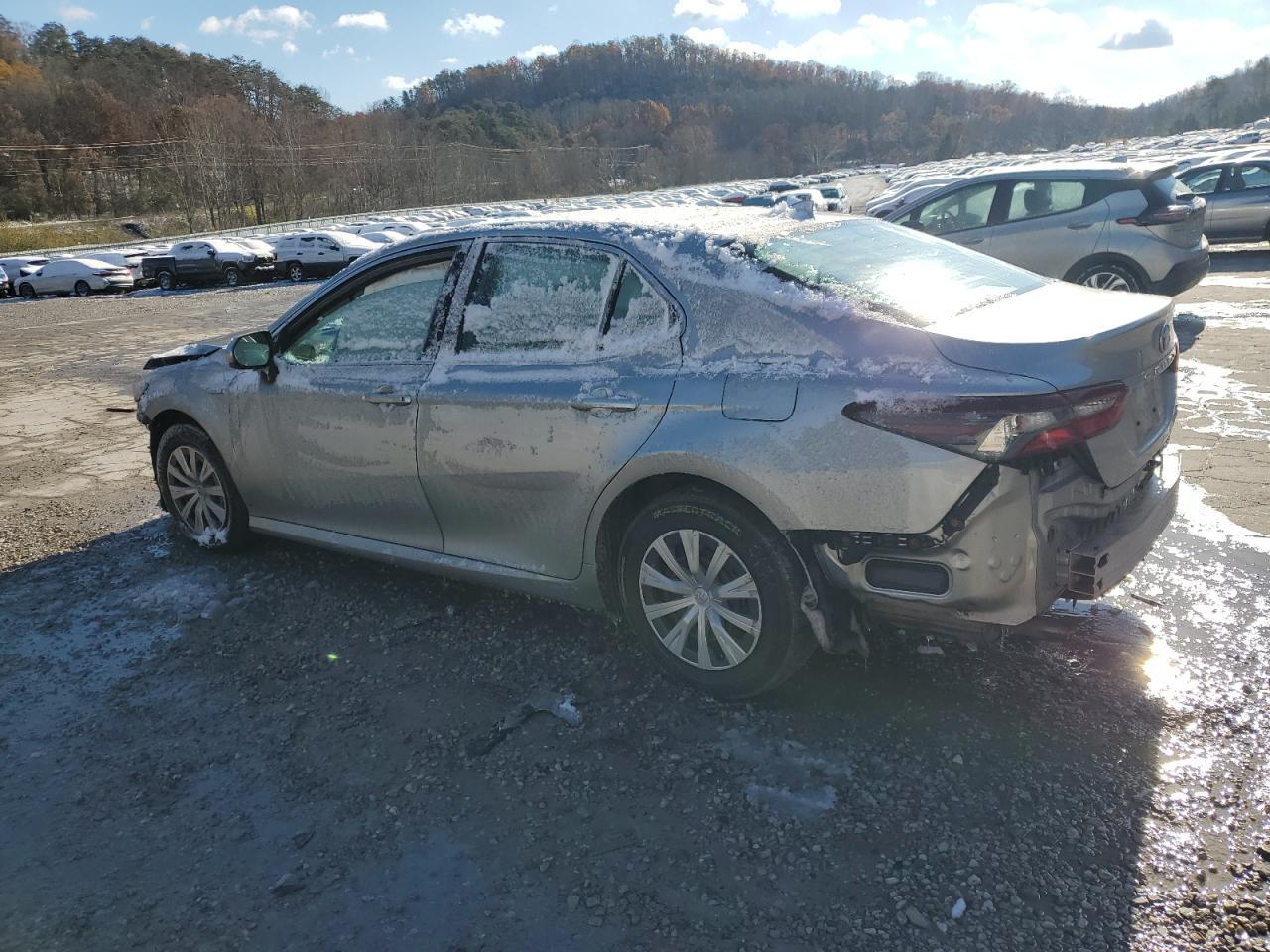 2021 Toyota Camry Le - Фото 2