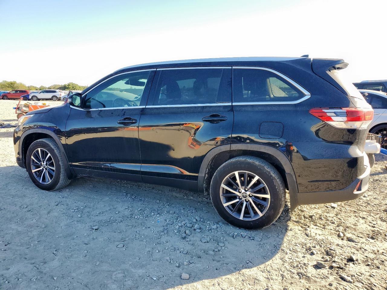 2019 Toyota Highlander Se - Фото 2