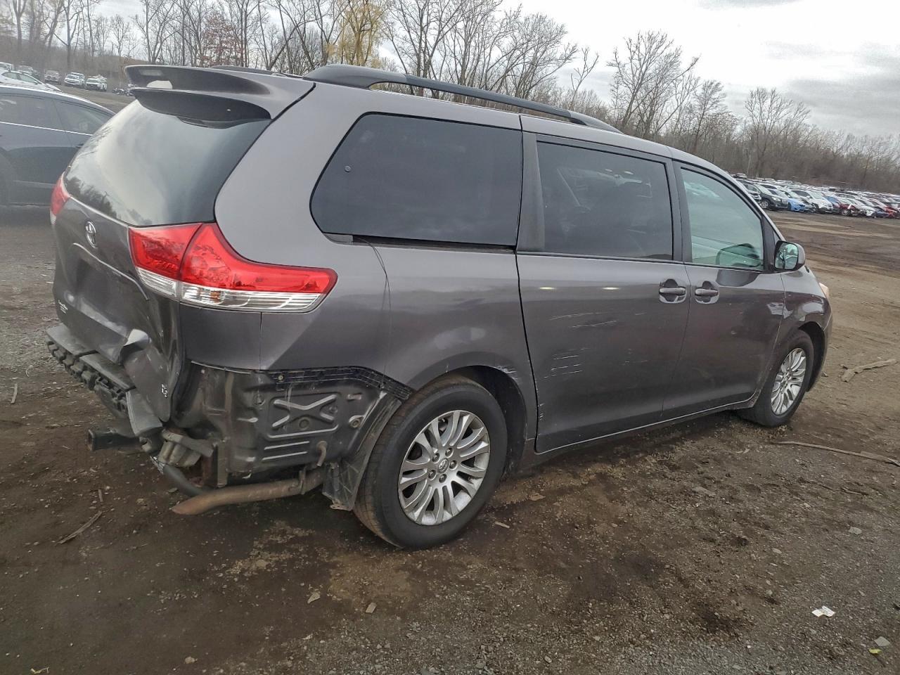 2013 Toyota Sienna Xle - Фото 3