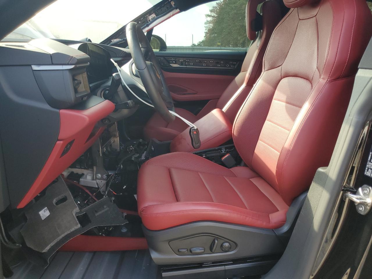 2025 Porsche Macan - Image 7