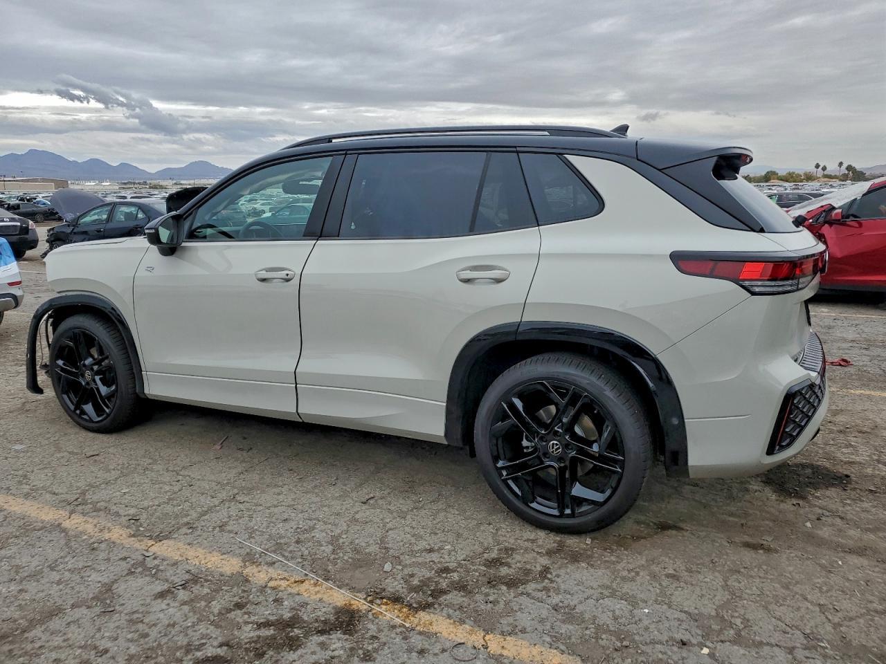 2025 Volkswagen Tiguan Se R-Line Black - Image 2