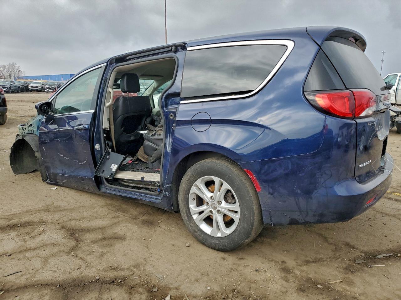 2020 Chrysler Voyager Lxi - Image 2