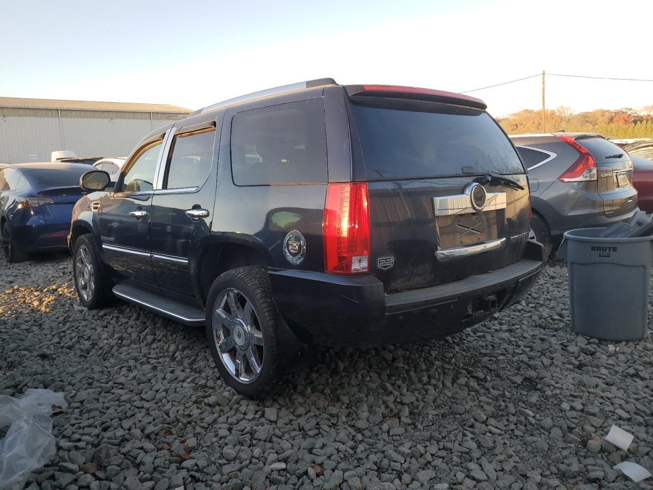 2008 Cadillac Escalade Luxury - Image 2