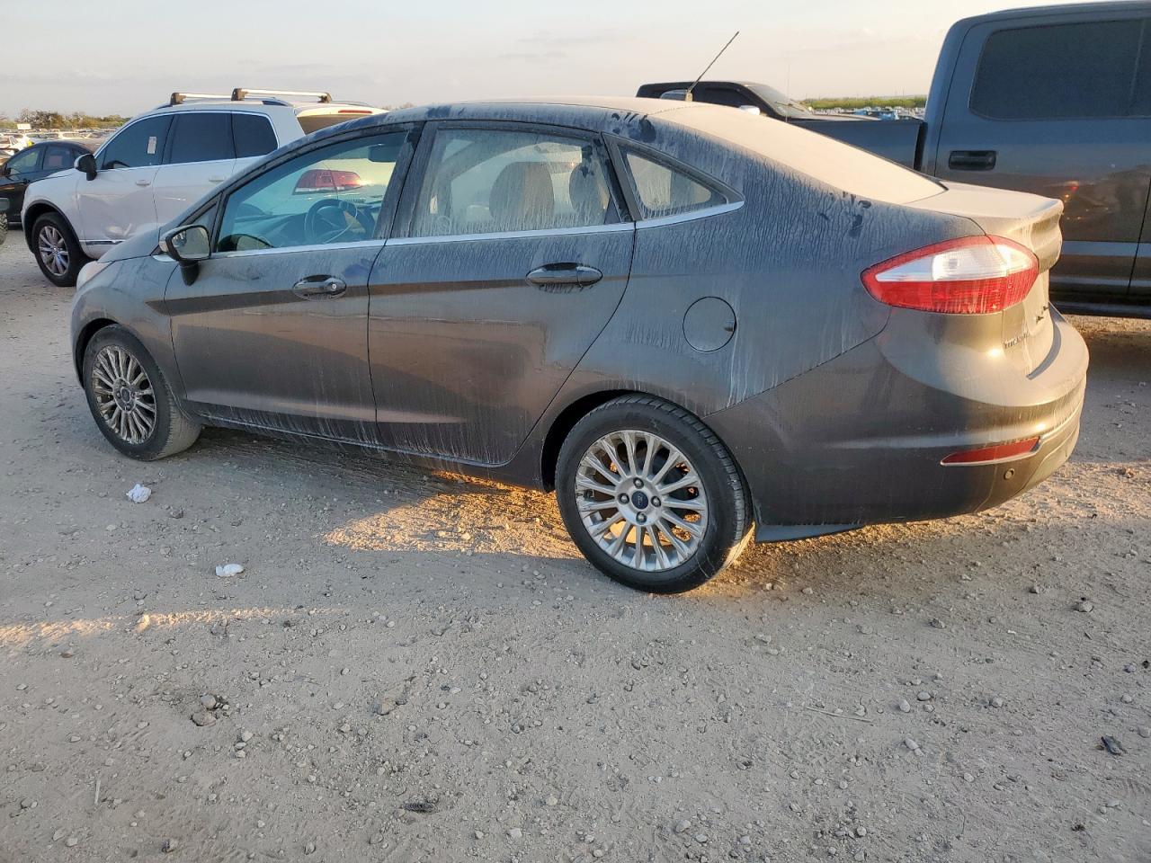 2015 Ford Fiesta Titanium - Фото 2