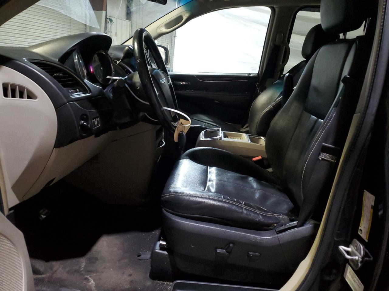 2013 Chrysler Town & Country Touring - Image 7
