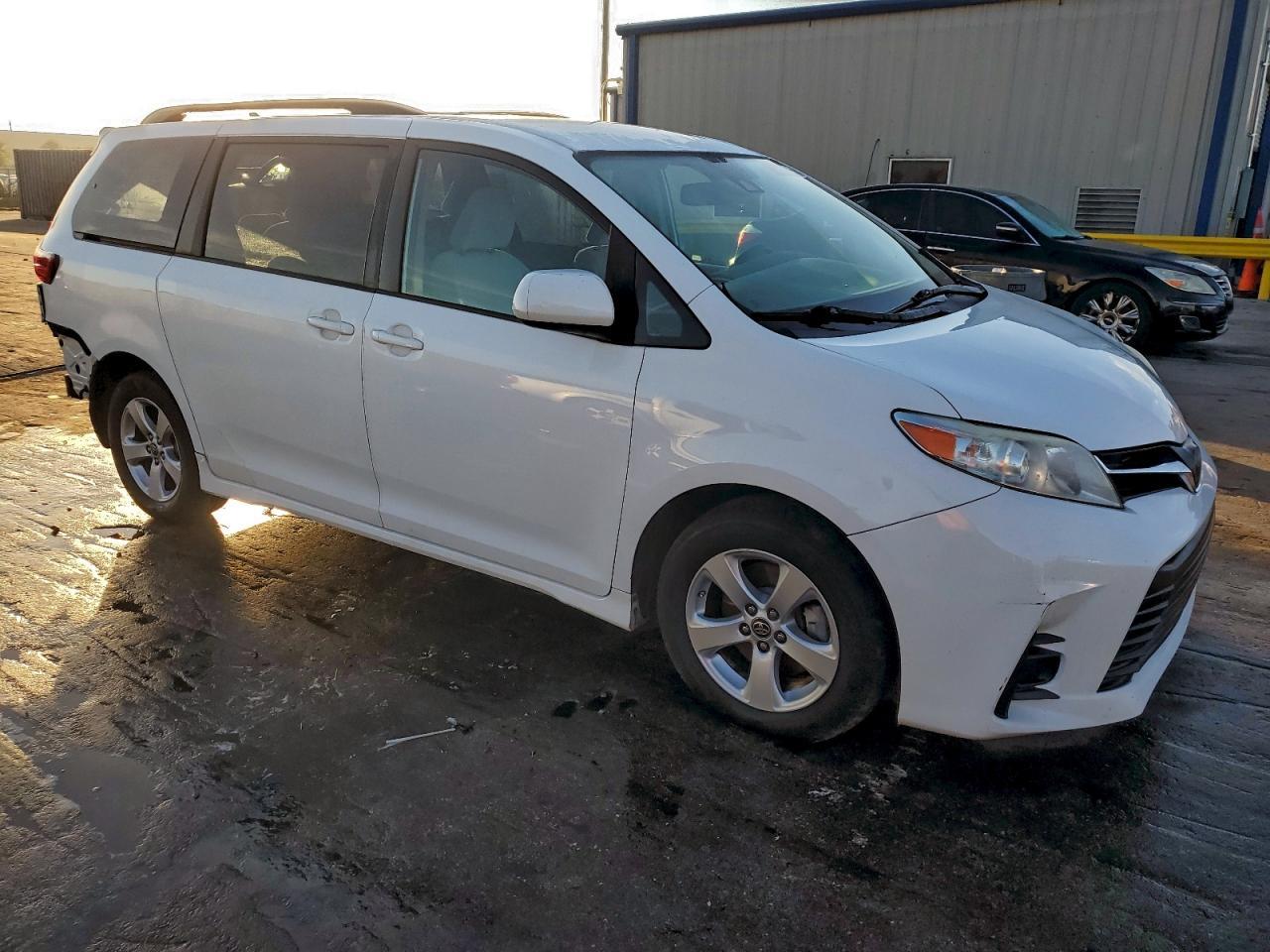 2022 Toyota Sienna Le - Фото 4