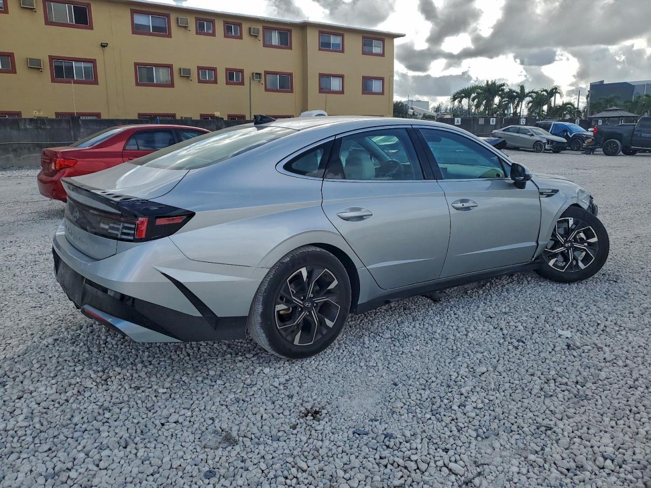 2025 Hyundai Sonata Sel - Image 3