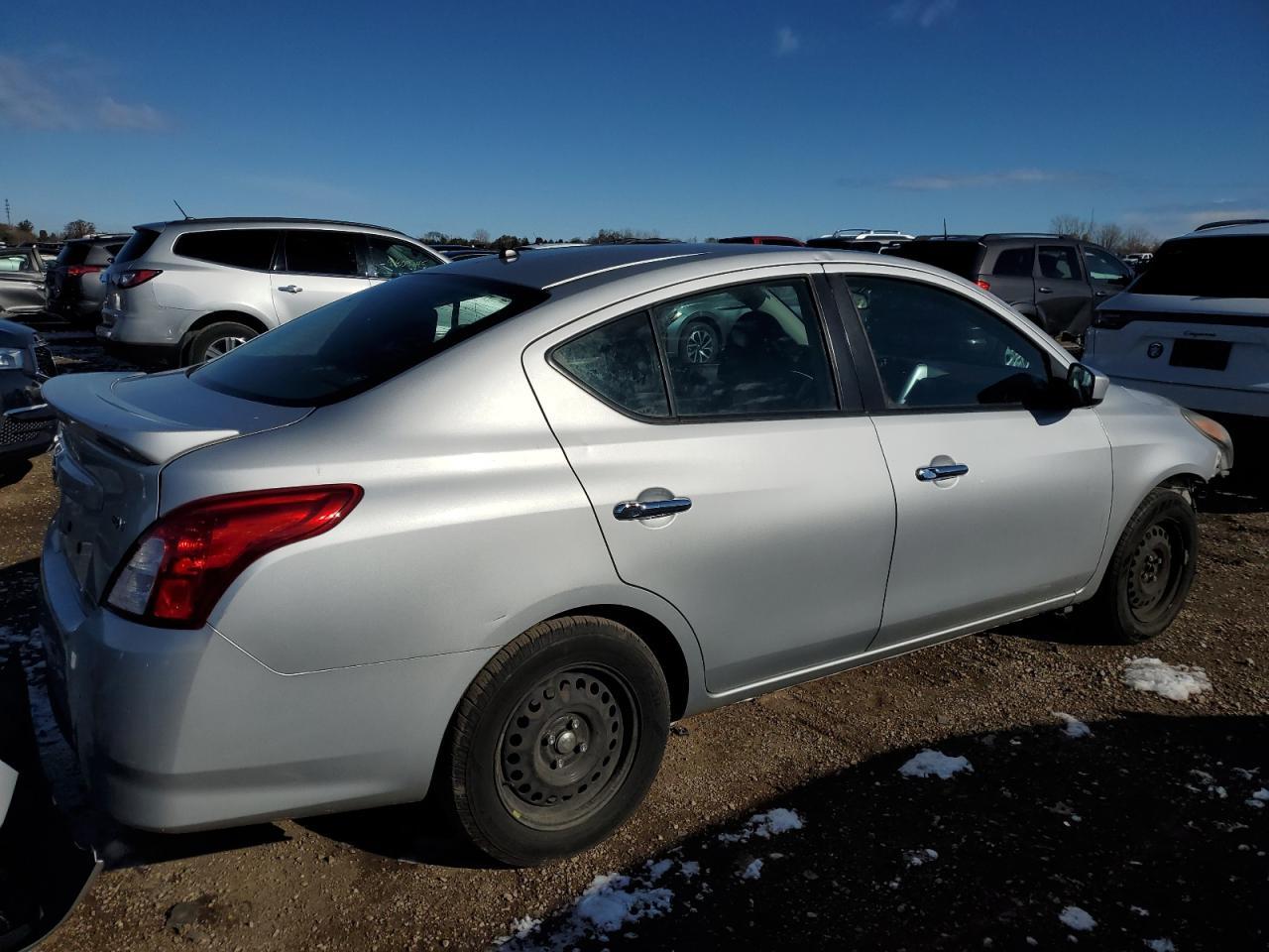 2017 Nissan Versa S - Фото 3