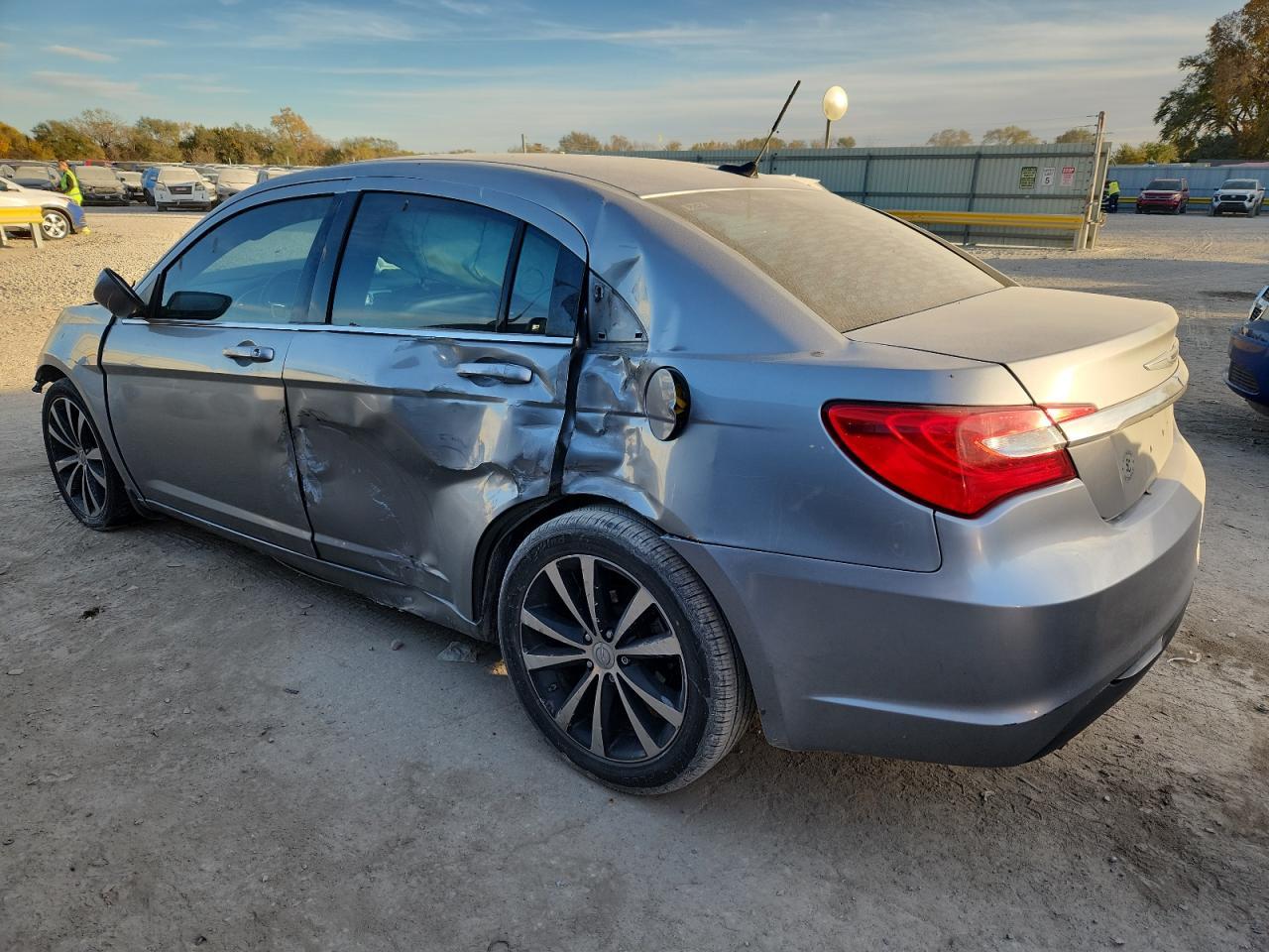 2013 Chrysler 200 Limited - Фото 2