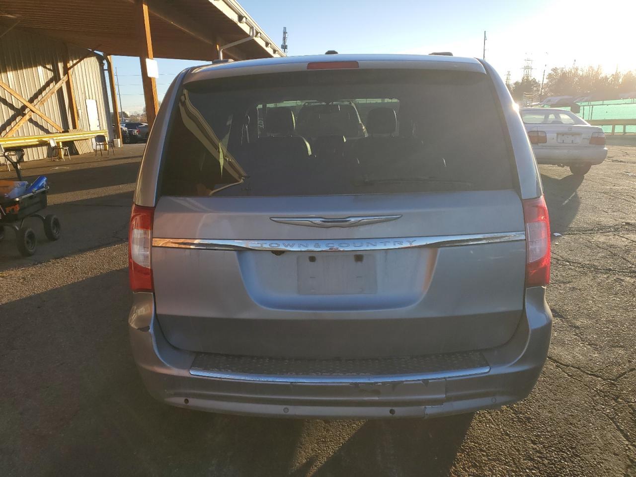 2013 Chrysler Town & Country Touring L - Фото 6