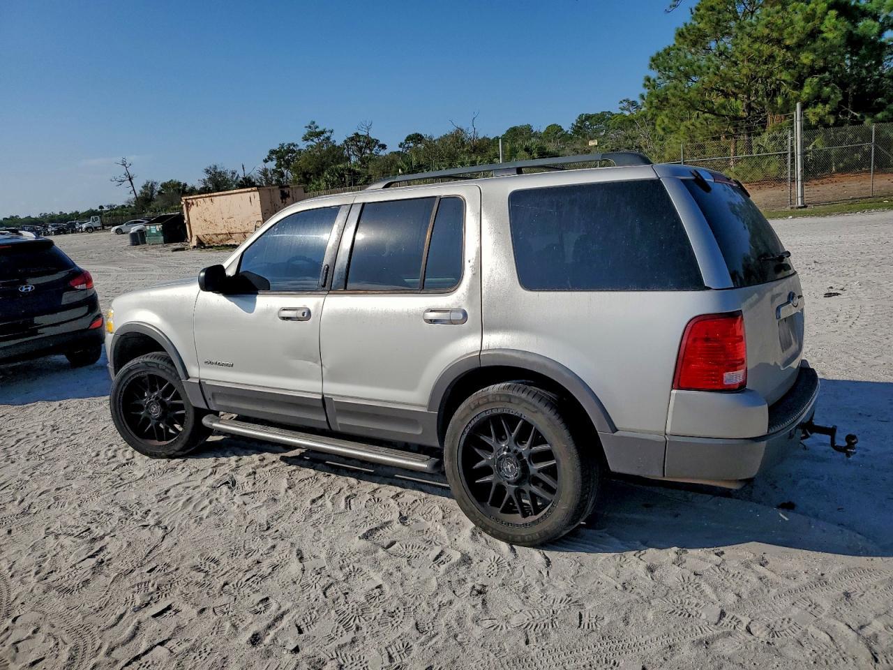 2004 Ford Explorer Xlt - Image 2