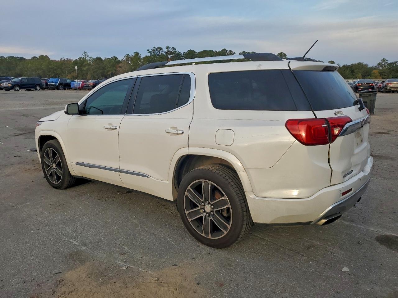 2017 GMC Acadia Denali - Фото 2