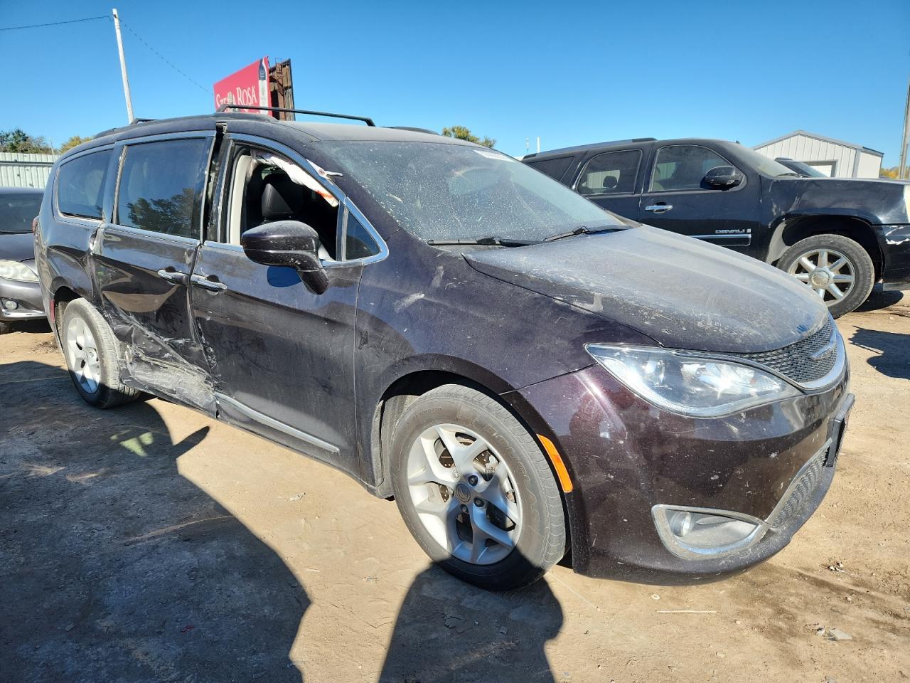 2017 Chrysler Pacifica Touring L - Image 4