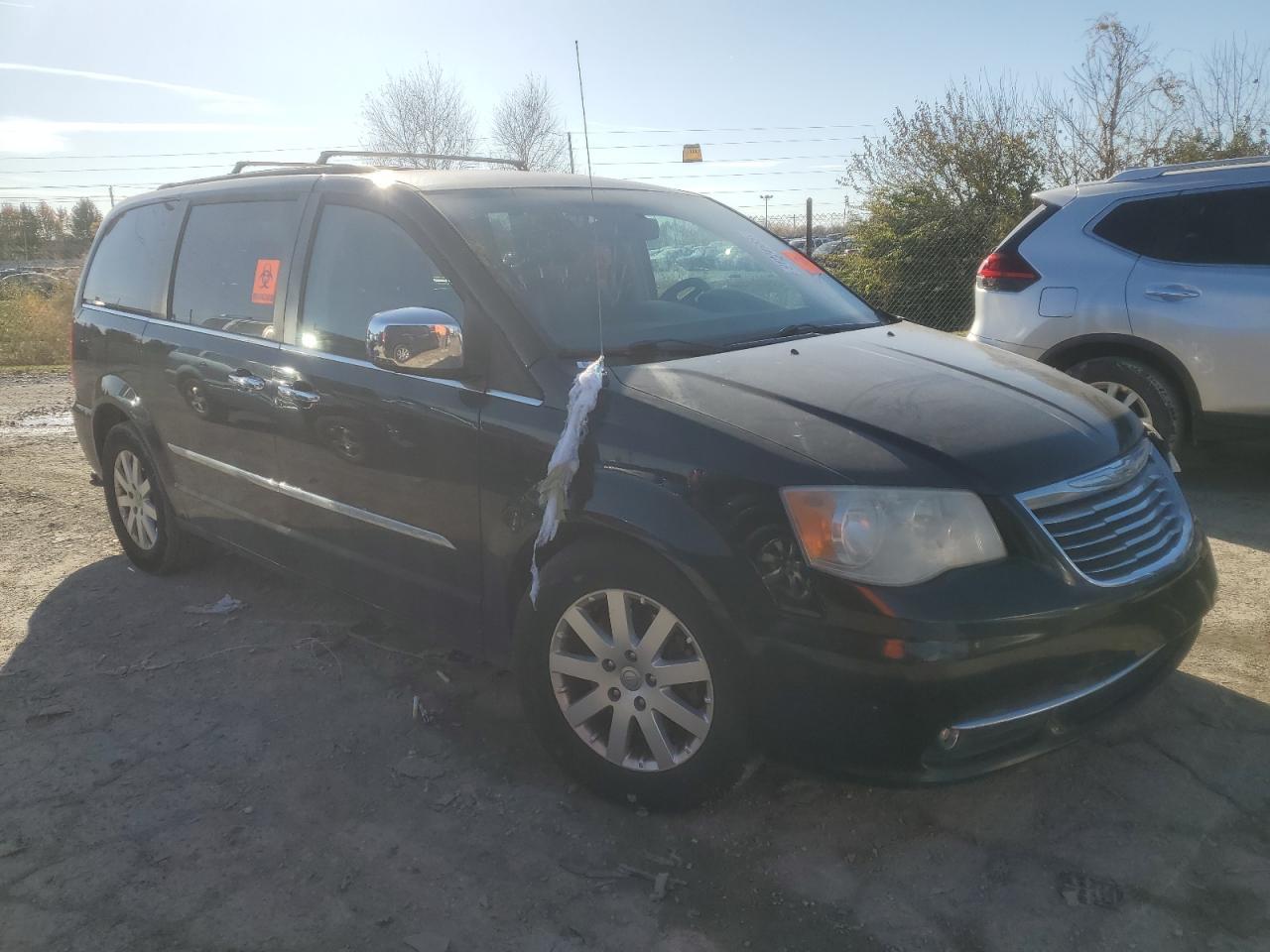 2012 Chrysler Town & Country Touring L - Фото 4