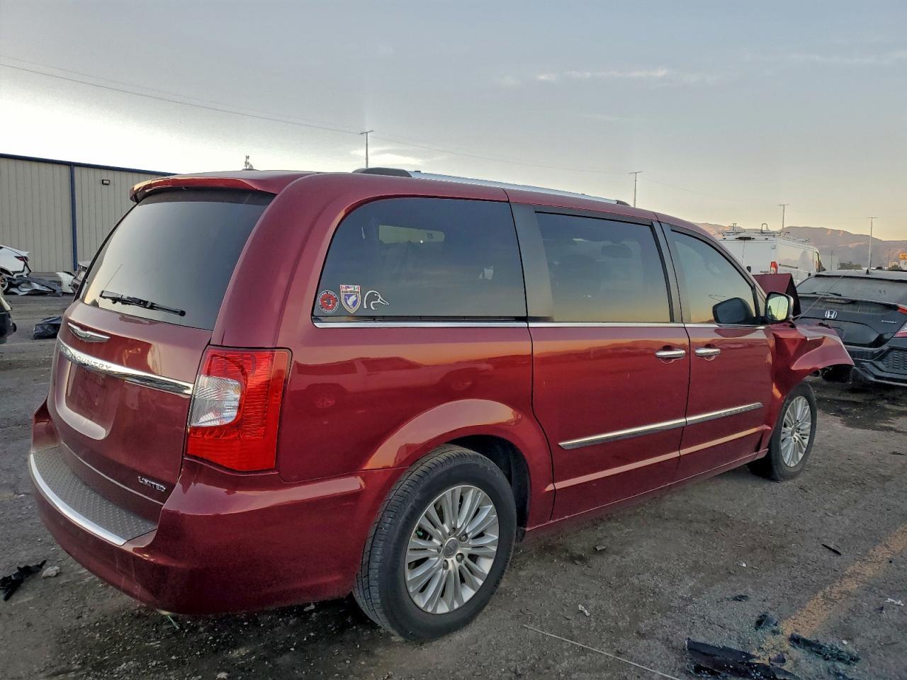 2012 Chrysler Town & Country Limited - Фото 3