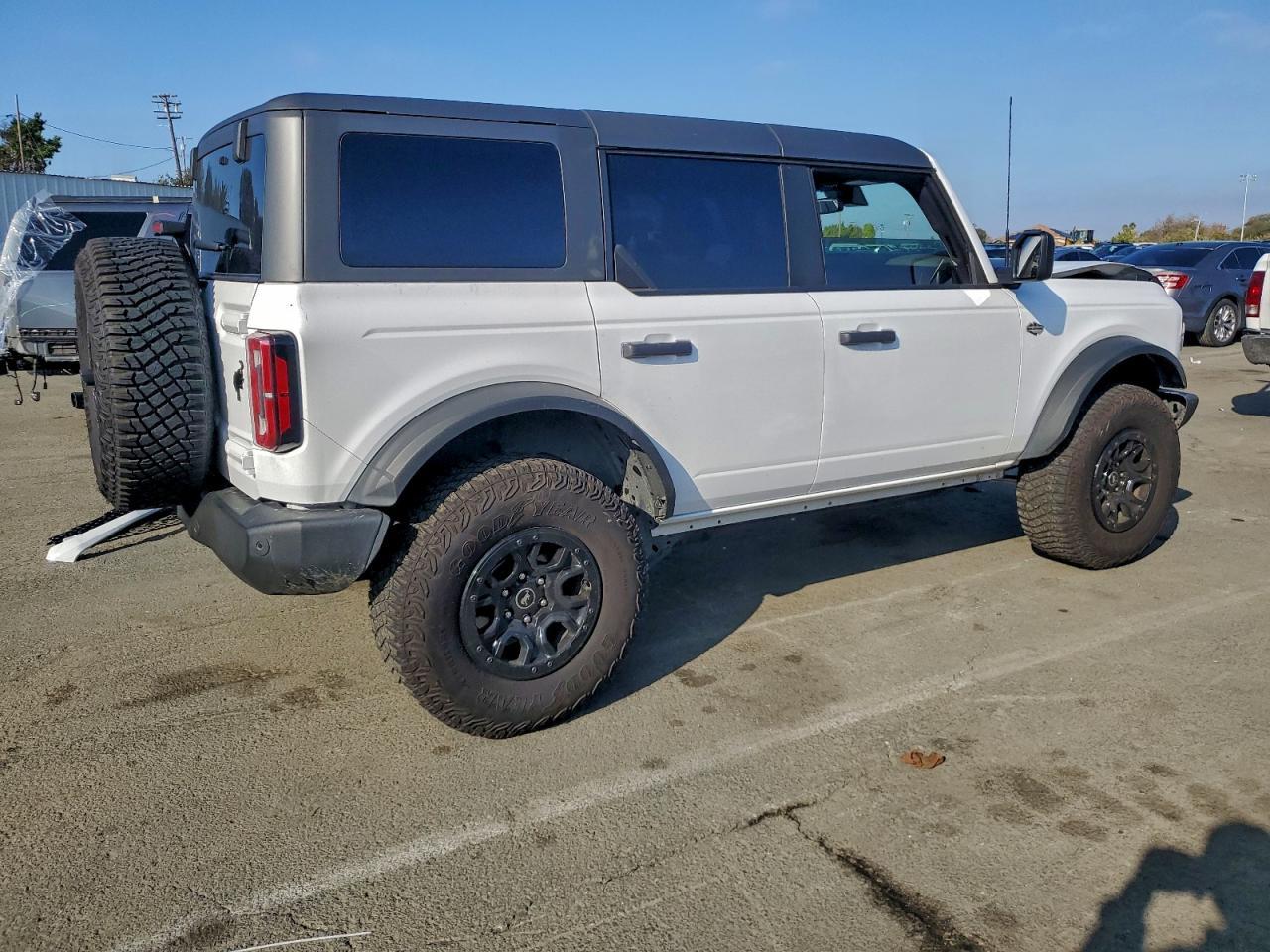 2023 Ford Bronco Base - Image 3