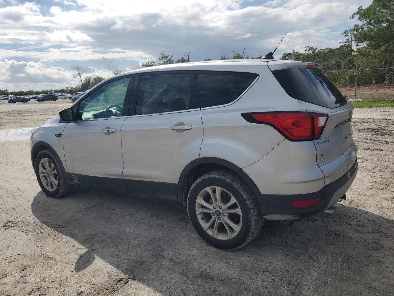 2019 Ford Escape Se - Фото 2