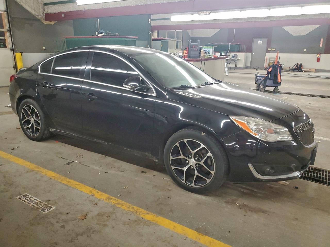 2017 Buick Regal Sport Touring - Image 4