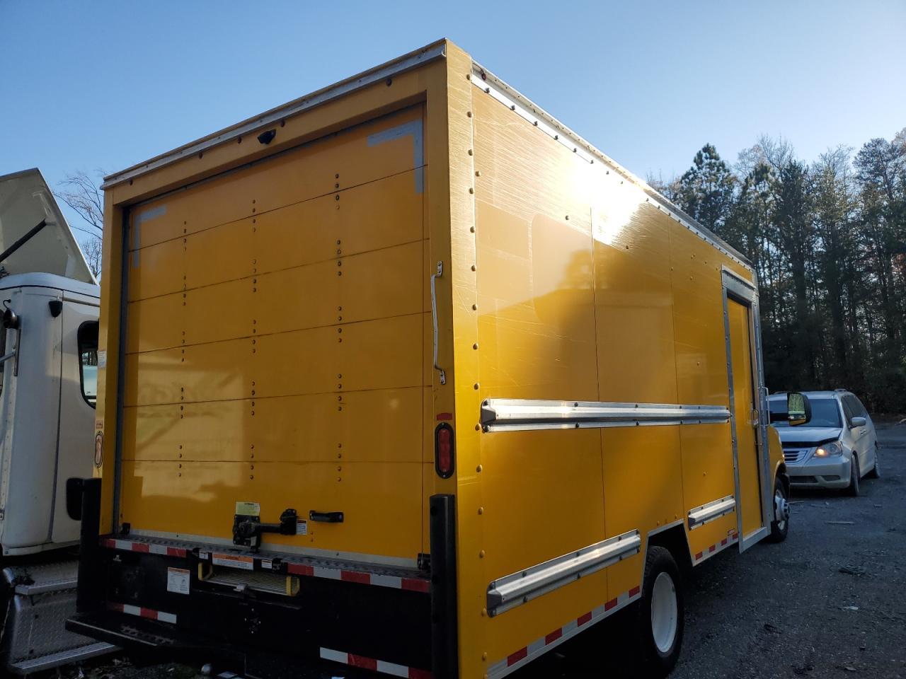 2023 GMC Savana Cutaway G3500 - Фото 3