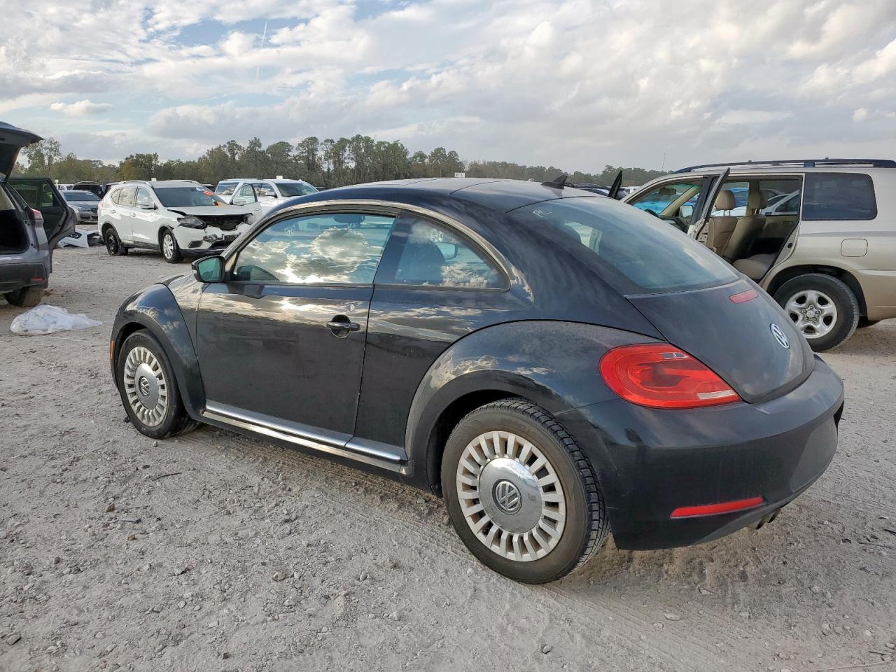 2015 Volkswagen Beetle 1.8T - Фото 2