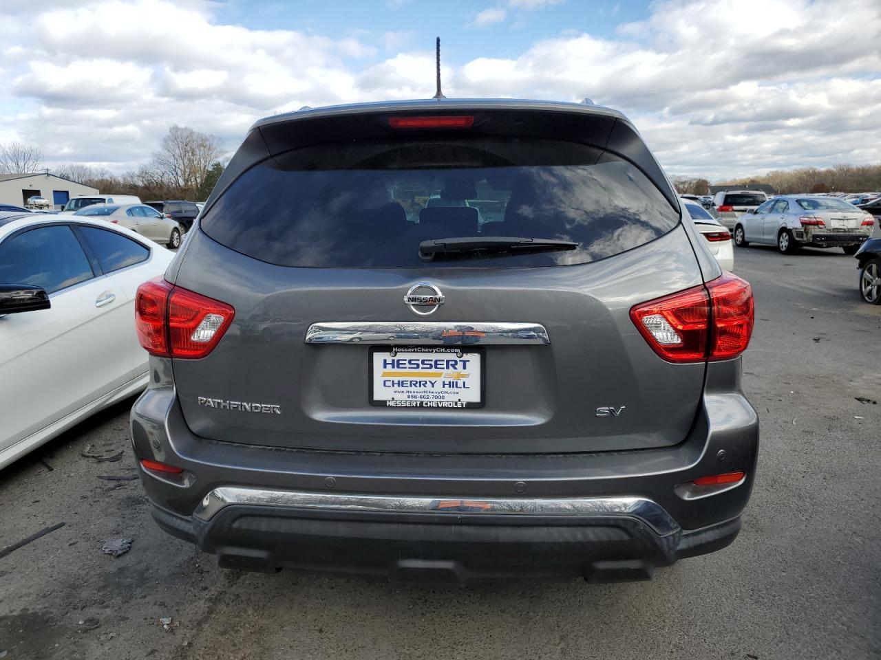 2018 Nissan Pathfinder S - Image 6
