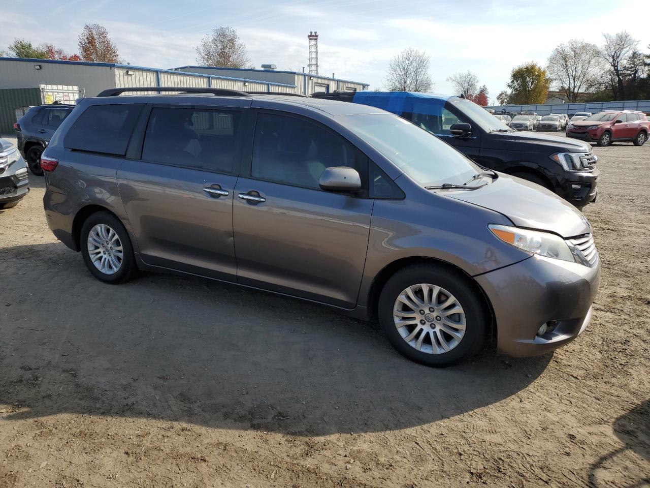 2017 Toyota Sienna Xle - Фото 4