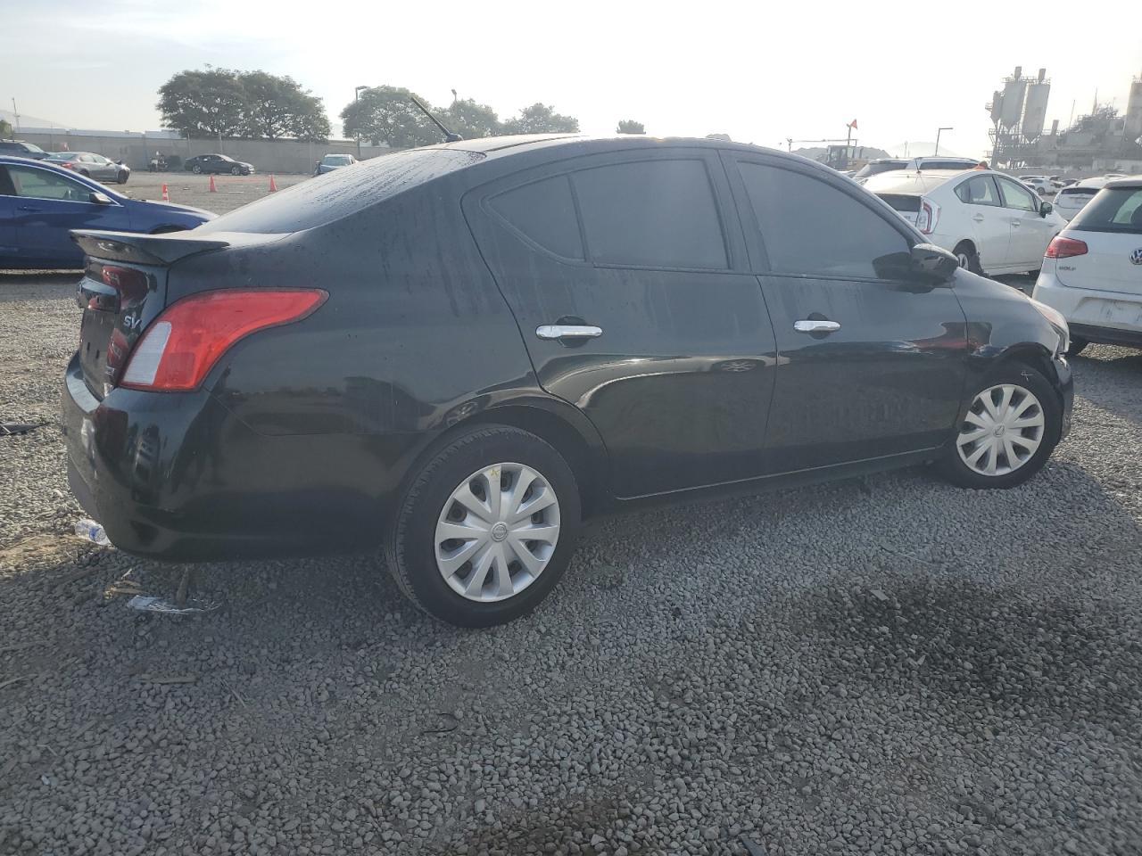 2015 Nissan Versa S - Фото 3