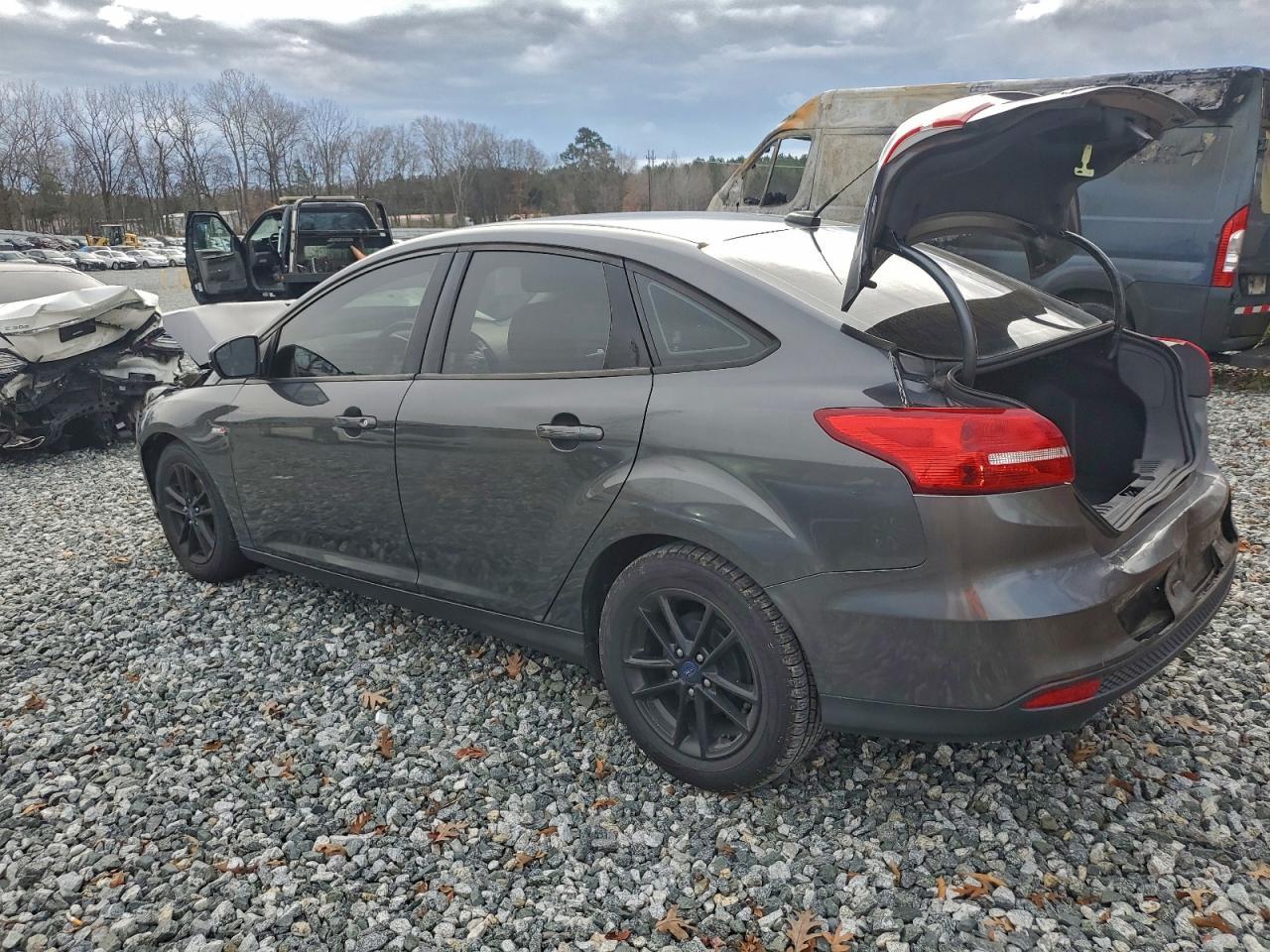 2017 Ford Focus Se - Image 2