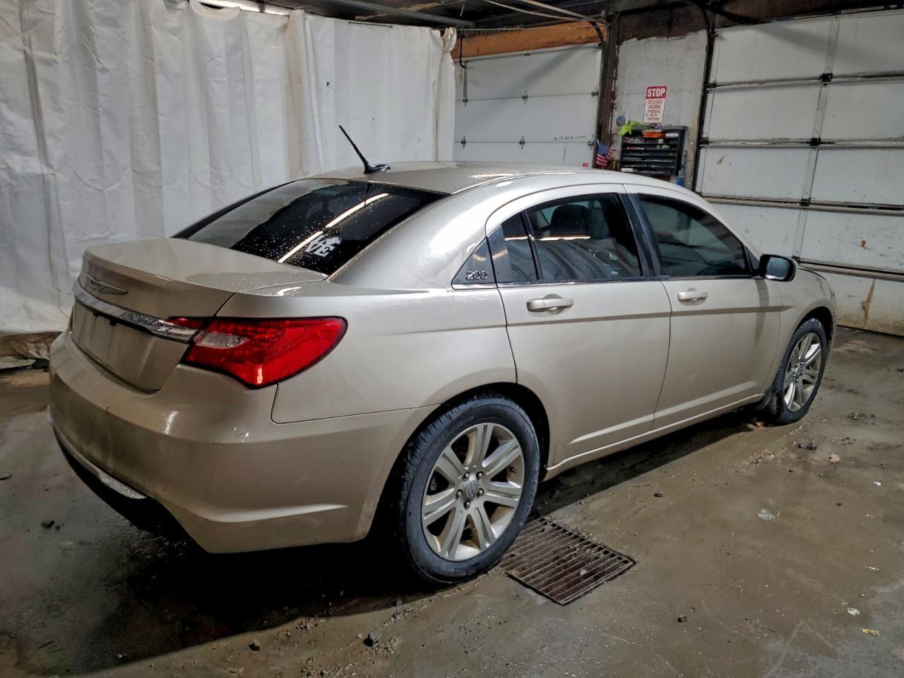 2013 Chrysler 200 Touring - Фото 3