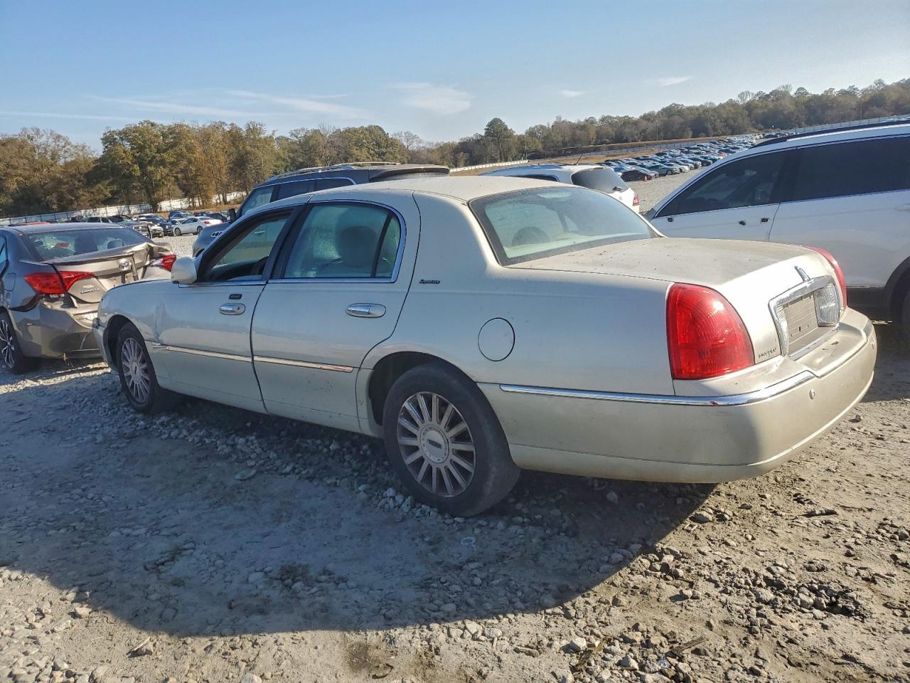 2005 Lincoln Town Car Signature - Фото 2