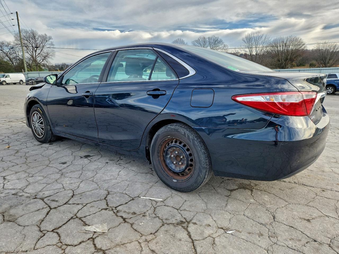 2017 Toyota Camry Le - Фото 2