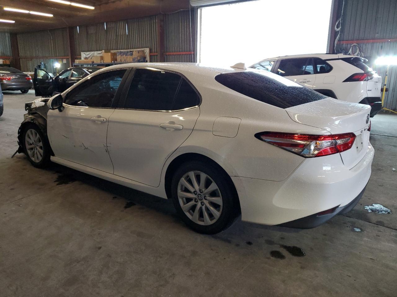 2020 Toyota Camry Le - Фото 2