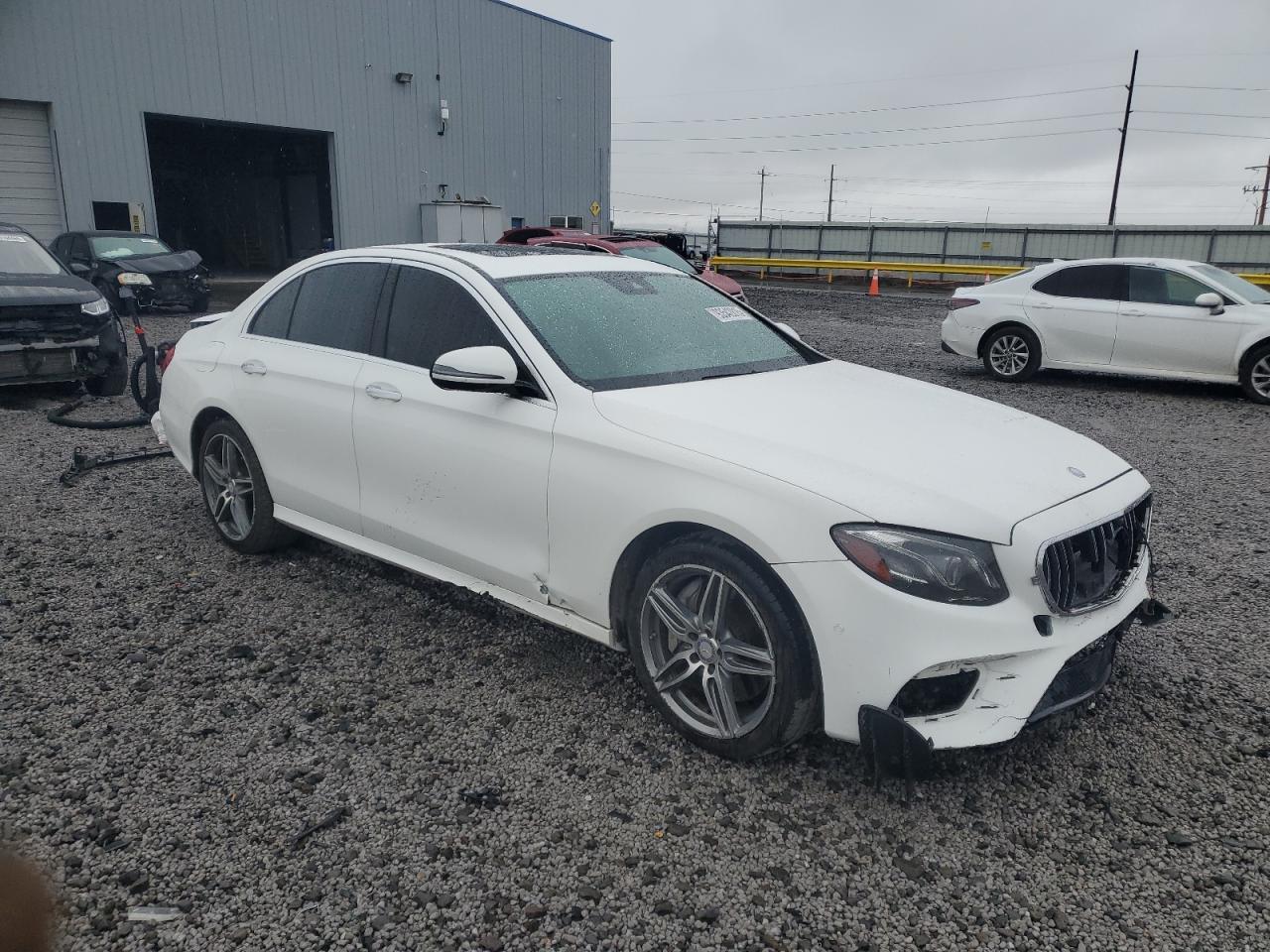 2017 Mercedes-Benz E 300 - Фото 4
